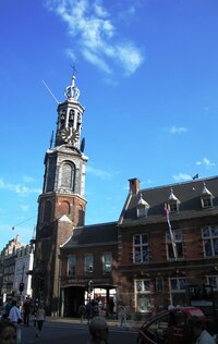 Na konci třídy Kalverstraat stojí věž Kalvertoren