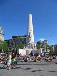 a za ním pomník National Monument