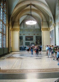 vedou do mramorových předsálí