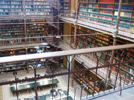 Mají tu velkou knihovnu,