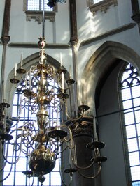 nad nimž svítí lustry