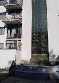 s neobvyklým vodopádem ve stěně domu