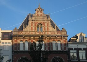 osvětlují střechy kostelů i domů