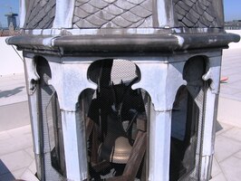 s hlavní věží i věžičkou se zvony