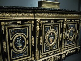 bohatě intardované komody