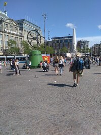 Vlevo symbol Svobody (vypadá jako volant)