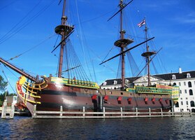 s exponáty v plenéru,