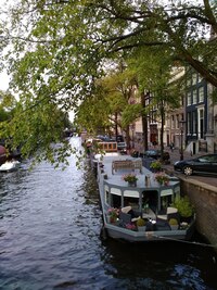 a lodě míří ke břehům