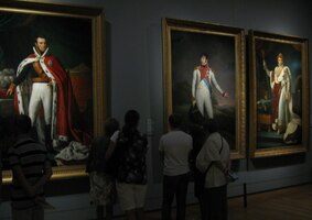 Snad tady u portrétů tří Napoleonů...