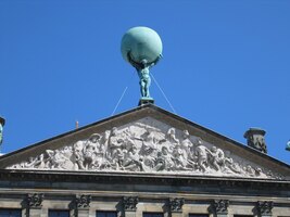 s Atlantem na samém vrcholu -