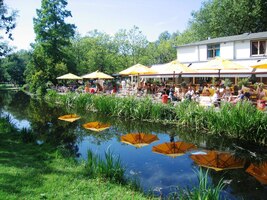 stejně jako pod slunečníky v restauracích