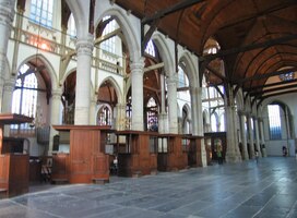 Interiér kostela je rozlehlý