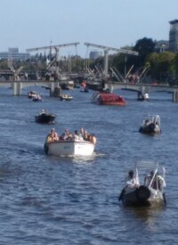 Bývá vždy plná lodí (zde trochu rozmazaných)