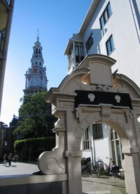 Vycházíme z nádvoříčka