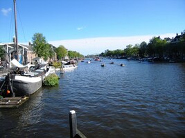 a modrá řeka Amstel pod ním