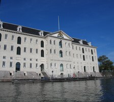 a zde budova Námořního musea