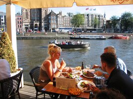 míříme do restaurace nad vodou,