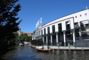 s centrální budovou Holland Casino