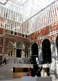 a vstupujeme na nádvoří budovy