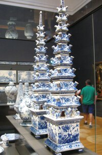 Porcelánové věže na květiny.