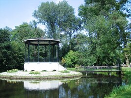 a řadu jezírek a jezer