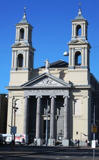 Míjíme kostel na náměstí Waterlooplein