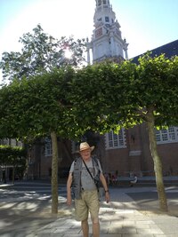 za nímž je stinné nádvoříčko