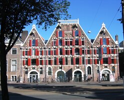 A my kráčíme na autobus k hotelu