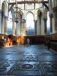 Po celé ploše jsou pod dlažbou hroby ,