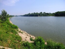 a po nábřeží Váhu vede cesta