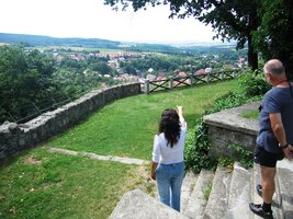 Prováděla nás zde tato švarná děva