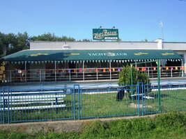 a skrovná ubytovna v bývalé loděnici