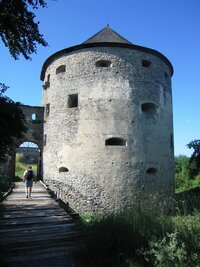 a touto vnitřní obytnou donjonovou věží navíc