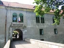 a tudy se do hradu vchází