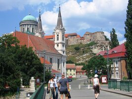 Stoupá se k ní malebným podhradím