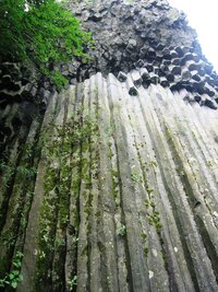 Čedičové krystalické útvary pod hrademi Šomoška
