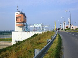 a zde stavby na její hrázi