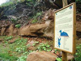 a zbytky rozpadlé a zatopené sopky tamtéž