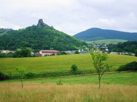 se stejnojmenným hradem na sopečném tufu