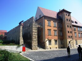 a stoupáme směrem k podhradí