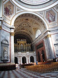 Kněžiště s oltářem se tu skoro ztrácí