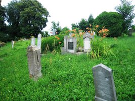 Pak jsme už jen minuli hřbitov ve vsi Dolné Strháre