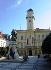 Toto je náměstí gen.Klapku s jeho sochou a radnicí