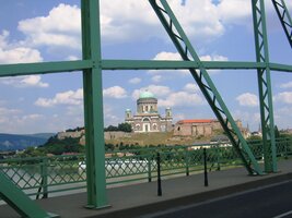 Jest to most hraniční s celnicí uprostřed