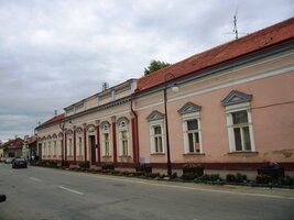 Na "hlavnej hradskej" míjíme budovu kurie