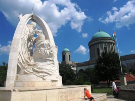 S katedrálou vytváří pěknou "hungaroslávu"