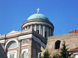 a její mohutná kupole ukazuje cestu