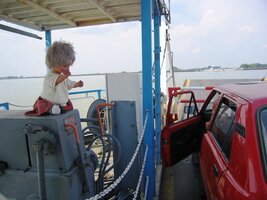 Loď míří přes nový plavební kanál do vsi Kyselica,