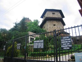 a přicházíme pod místní hrad