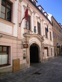 Míjíme vznosné paláce všech slohů